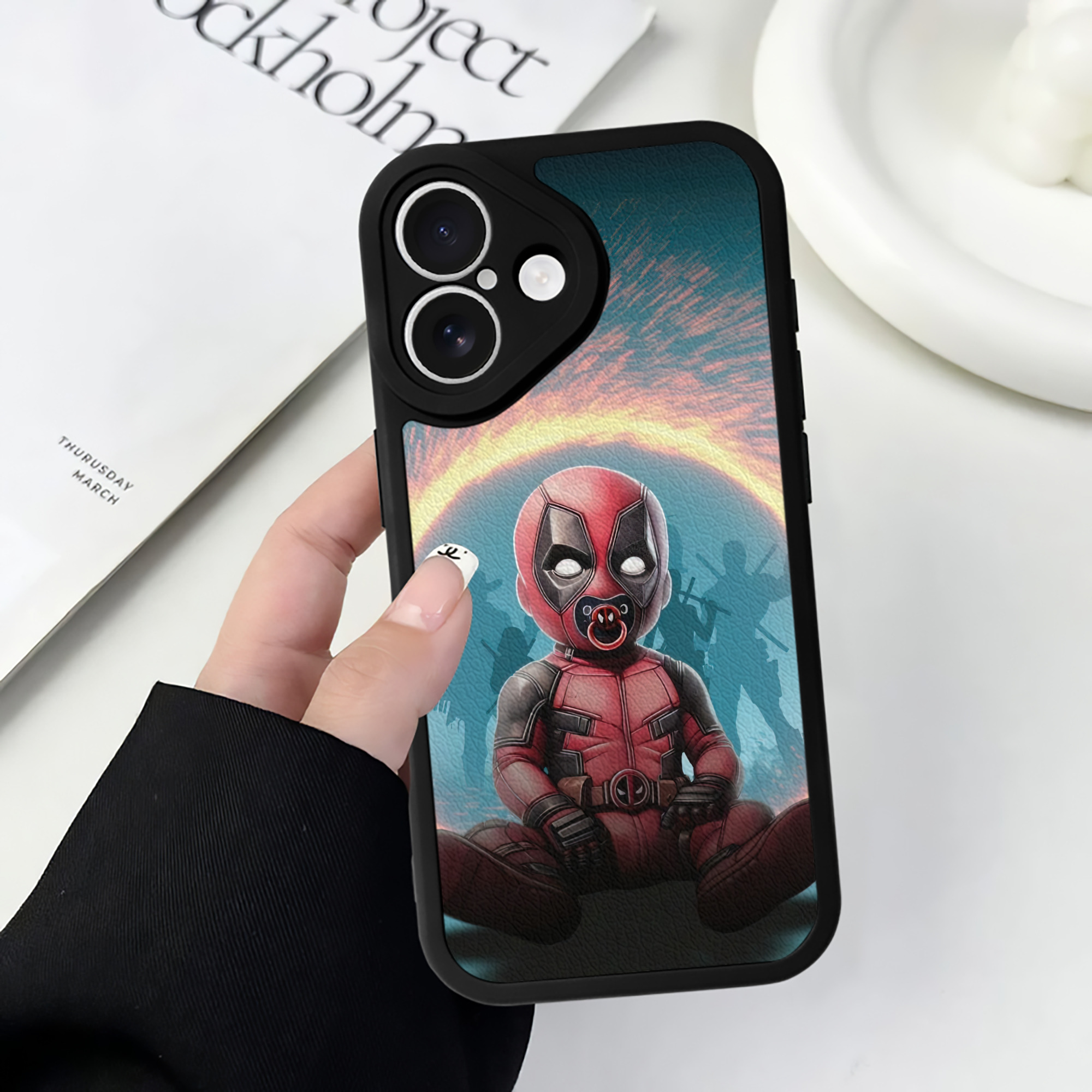 （画像用） Deadpool デッドプール 【iPhone 16シリーズ対応】シリコンスマホケース（レザー調） 材質：シリコン